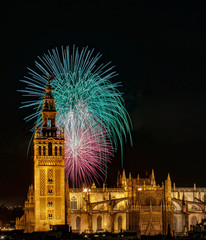 Fototapeta premium Giralda de la Catedral de Sevilla con fuegos artificiales, final de Feria de Abril
