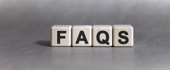 Obraz premium FAQS text on wooden cubes on a monochrome background