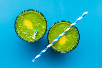 Smoothie z warzyw i owoców © arnoldes