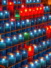 Velas de ofrenda religiosa.