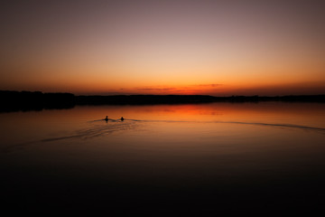 Koniec lata nad jeziorem, zachód słońca © arnoldes