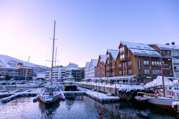 Case tipiche norvegesi si affacciano sul porto di Tromsø
