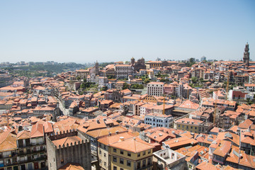 Fototapeta na wymiar Porto, Portugal: Blick auf das Altstadt Viertel Ribeira mit Kirchen und Museen 