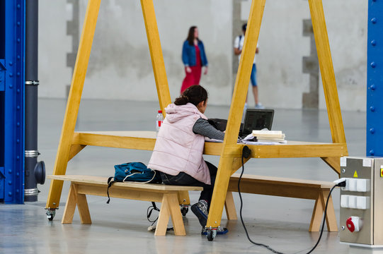 Femme &eacute;tudiant dans un espace public