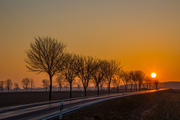 Obraz premium Sonnenaufgang auf der Landstraße bei Isaar