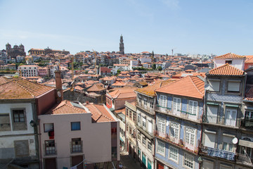Fototapeta na wymiar Porto, Portugal: Blick über über das Altstadt Viertel Ribeira auf das Wahrzeichen Turm Torre dos Clérigos
