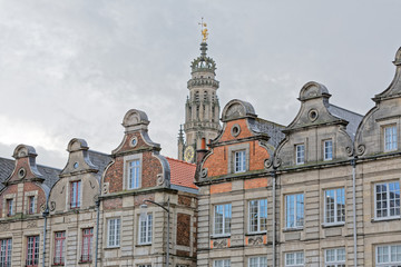 Obraz premium Un style gothique flamboyant sur la Grand Place d'Arras et son beffroi - Pas-de-Calais - Hauts de France