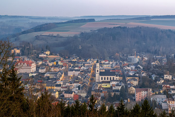 Fototapeta premium Blick vom Kriebelstein auf Elsterberg im Vogtland bei Sonnenaufgang