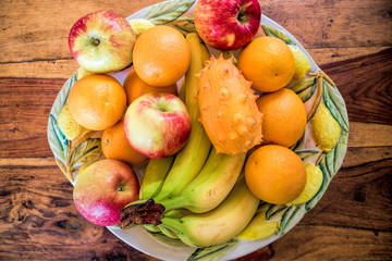 bunter obsteller auf einem holztisch