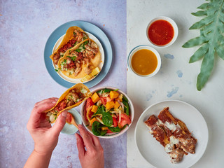 manos de mujer con cuchara sirviendo salsa de tacos vista desde arriba