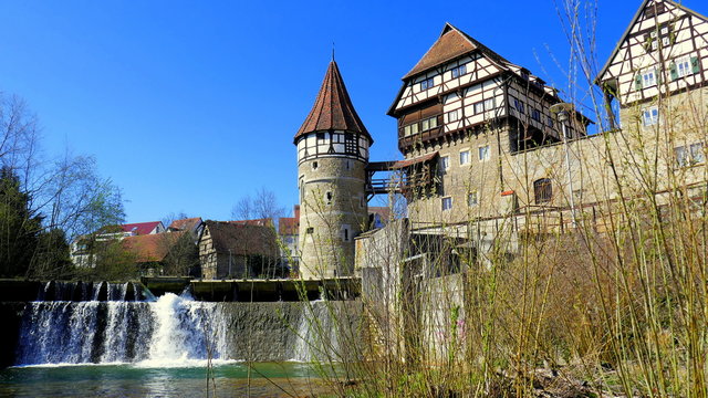 Wehr der Eyach vor Zollernschloss in Balingen unter blauem Himmel im Fr&uuml;hling