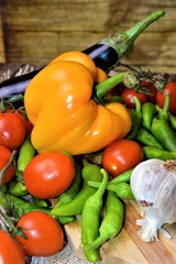 ortaggi freschi melanzane peperoni peperoncini verdi pomodori caglio cibo vegetariano