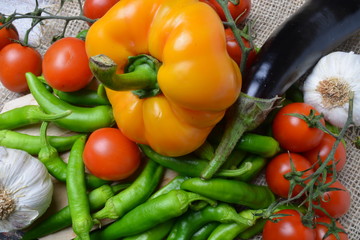 ortaggi freschi melanzane peperoni peperoncini verdi pomodori caglio cibo vegetariano