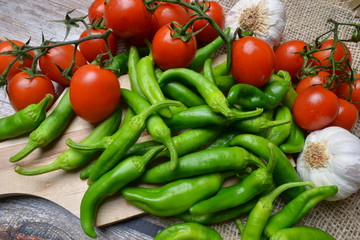 ortaggi freschi melanzane peperoni peperoncini verdi pomodori caglio cibo vegetariano