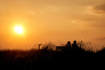 Fototapeta na wymiar Para przy zachodzie słońca