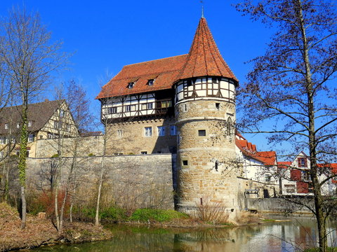 altes Zollernschloss in Balingen am Fluss Eyach im Fr&uuml;hling vor blauem Himmel