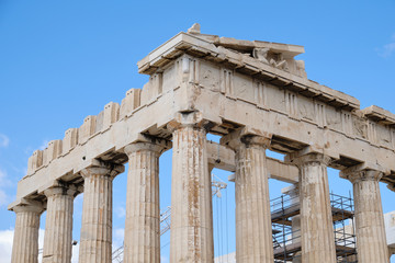 Obraz premium Parthenon. Emblematic temple restored in an archaeological site with Doric columns built in 447 a. C.