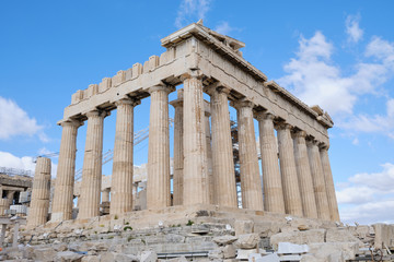 Obraz premium Partenon. Symboliczna świątynia odrestaurowana na stanowisku archeologicznym z kolumnami doryckimi zbudowanymi w 447 a. DO.