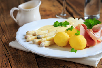 Spargel mit Schinken