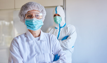 Arzt und Pfleger in Klinik mit Schutzkleidung wegen Coronavirus