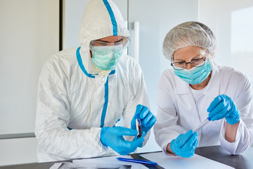 Forscher arbeiten an Covid-19 Medikament und Impfung