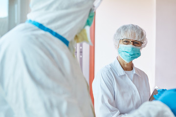 Ärzte Team in Schutzkleidung bei Coronavirus Epidemie