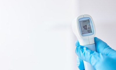 Infrarot Fieberthermometer zeigt Fieber nach Messung