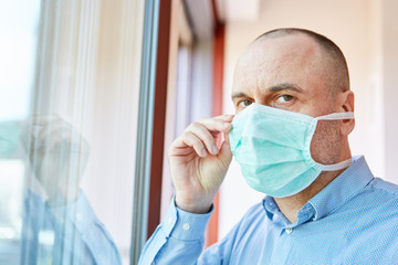 Senior als Covid-19 Patient in Quarantäne zu Hause