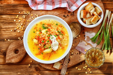 Pea soup with pepper and rusks
