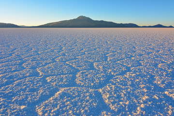 Wulkan Tunupa i wyschnięte słone jezioro w Boliwii