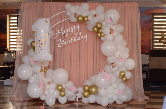 Pink Photo Zone From Balloons With Gold Inserts