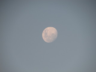 Imagem de céu com lua em fase crescente