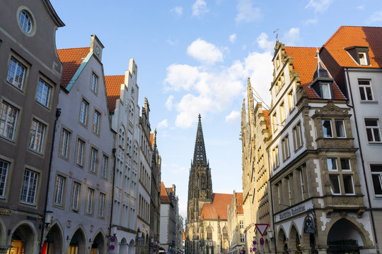 Germany, North Rhine-Westphalia, Munster, Tower of Saint?Lamberts Church between rows of residential buildings at Prinzipalmarkt square