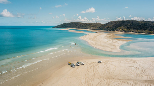 Vista a&eacute;rea da praia em Double Island Point, em Noosa Heads, Austr&aacute;lia.