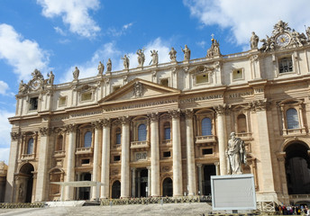 Fototapeta na wymiar Fachada de la Basilica de San Pedro en la Ciudad del Vaticano