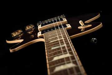 Nahaufnahme einer roten E-Gitarre