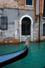 vista parcial de una góndola en Venecia