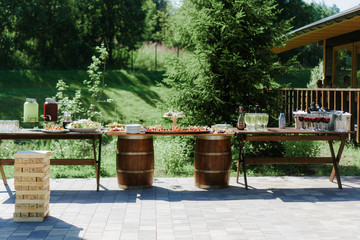 Naklejka premium outdoor dining table near the house on a sunny day