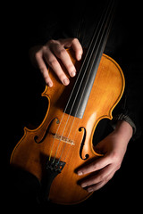 Fototapeta na wymiar Alte Geige mit Bogen auf schwarzem Hintergrund.