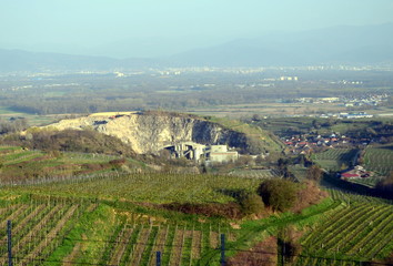 Blick vom Kaiserstuhl auf den Steinbruch in Bötzingen