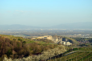 Blick vom Kaiserstuhl auf den Steinbruch in Bötzingen