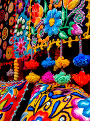 Fototapeta na wymiar venta de tejidos artesanales en Perú