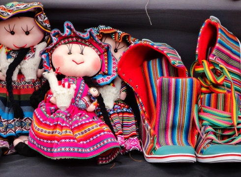 muñecos y zapatillas de tela de aguayo en Perú