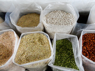 Venta de legumbres en el Mercado Central San Pedro, Cuzco, Perú