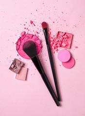 Crushed face powder and makeup brushes