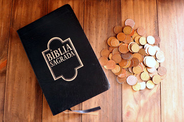 Hold bible in Brazilian portuguese and Brazilian coins