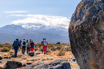 Photo sur Plexiglas Kilimandjaro African Porters who are carrying stuff on their head