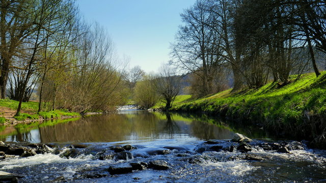 idyllischer Bach Eyach im Fr&uuml;hling bei Balingen