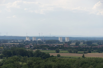 Fototapeta na wymiar Kraftwerke und Windräder an der hessischen Bergstrasse