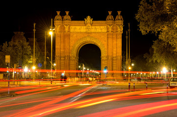 Fototapeta premium Arc de Triomf - A night view of busy streets at front of Arc de Triomf, a triumphal arch built for 1888 Barcelona Universal Exposition, in Barcelona, Catalonia, Spain.